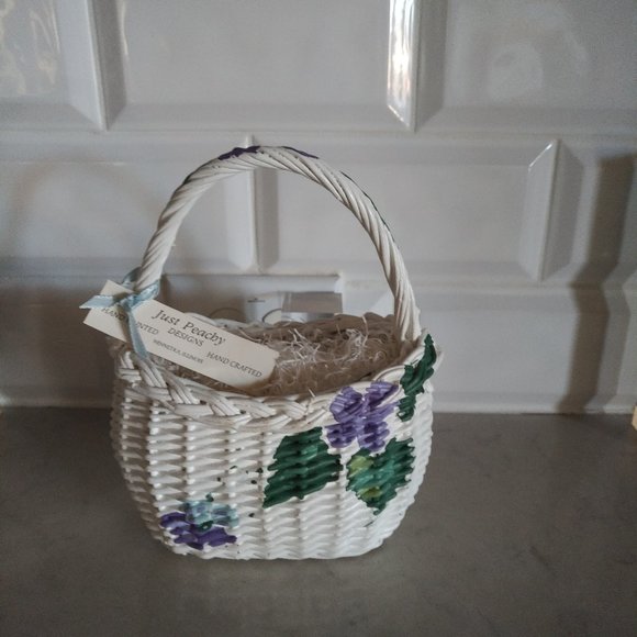 NEW WHITE WICKER BASKET WITH HANDLE AND HAND-PAINED PERIWINKLE & PURPLE FLOWERS - Picture 2 of 8